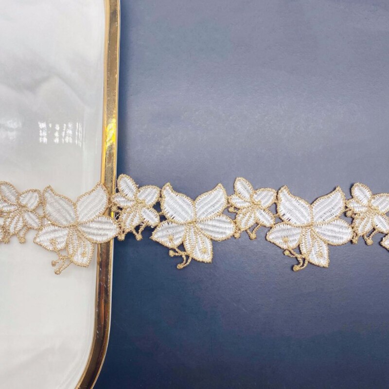 5-20Yds 4 سنتيمتر الذهبي واسعة حافة متموجة زهرة بيضاء النسيج لتقوم بها بنفسك الزفاف الذهب موضوع التطريز الدانتيل الاكسسوارات دمية فستان ، الصدرية ،